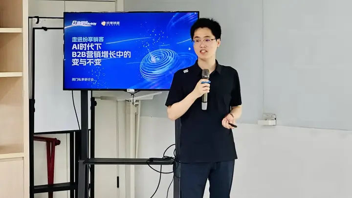 李哲在课堂进行主题演讲