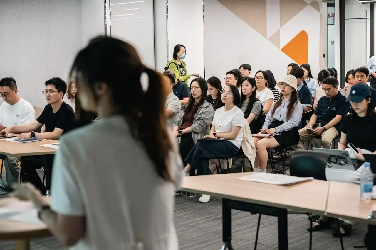 李哲参与B2B营销主题活动的现场听众与交流场景